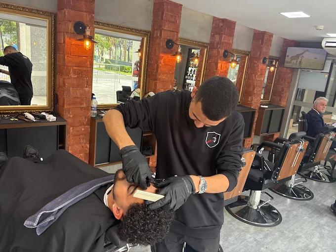 Equipe Trezentos WTC realizando barba