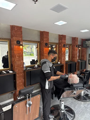 Barbeiro realizando corte de cabelo